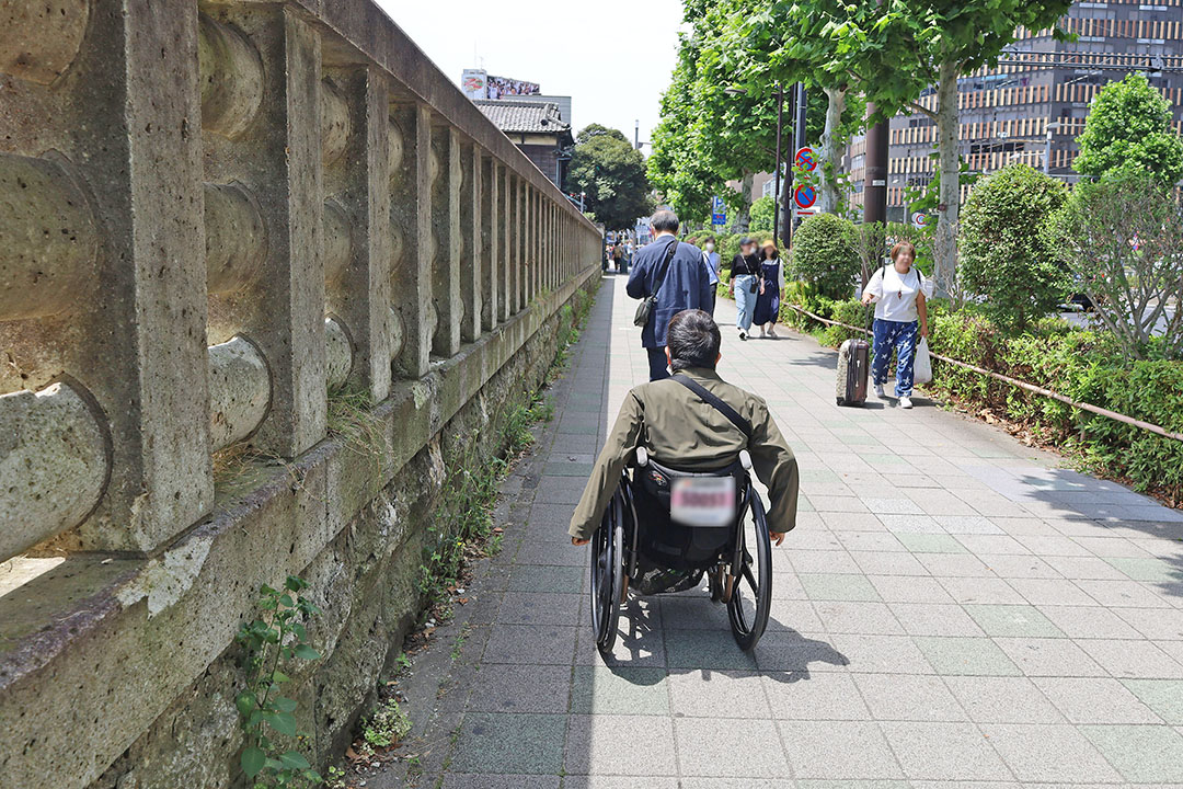 日差しがあり、車椅子での移動は問題なく、また石造りの塀や整った並木が多いです。