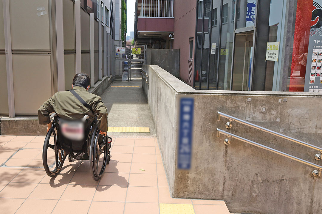 バリアフリーのスロープや手すりが整備されており、都市の中での移動やアクセシビリティへの配慮が感じられます。