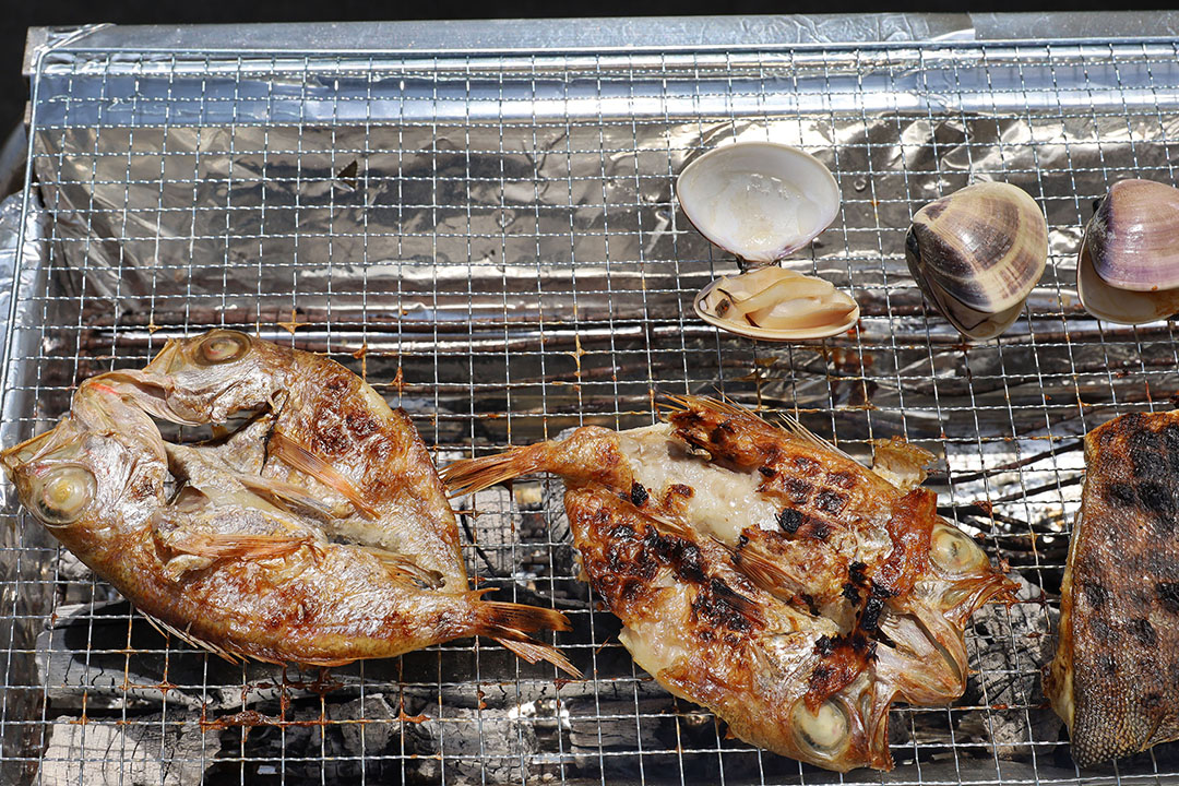 魚や貝が美味しそうに焼けていて、香ばしい香りや焼き立てならではのワクワク感が感じられます。