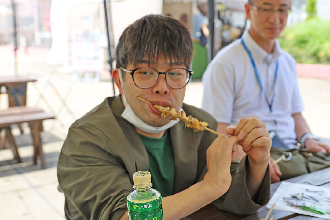 翔太が、串焼きを食べている様子です。