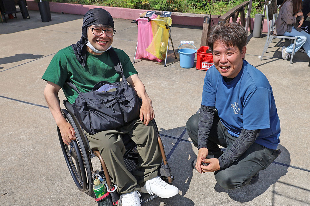 らくゆくスタッフ翔太と、BBQ会場のスタッフの方とのツーショット写真