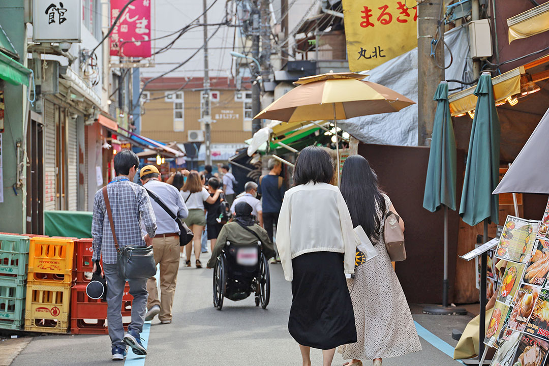築地場外市場を車いすで、散策している様子です。