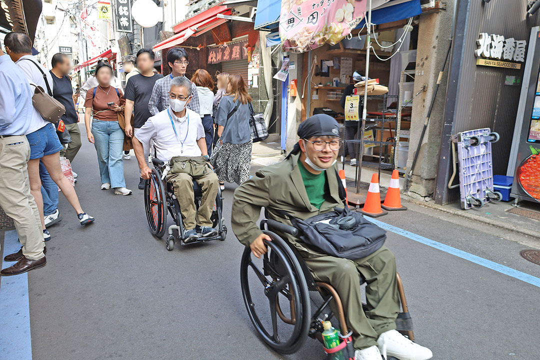 多くの人で賑わい、活気あふれる雰囲気が感じられ店先には商品が並び、参加者同士で会話を楽しみながら、親しみやすい空気が流れています。