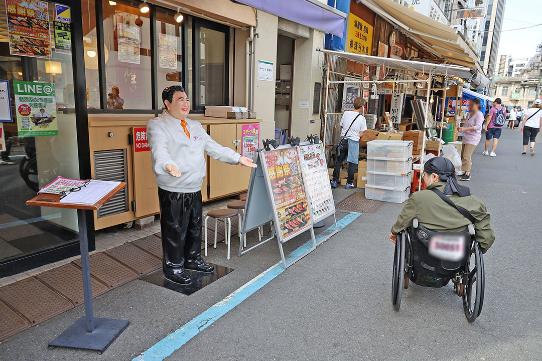 店頭にはメニューや看板が並び、ユニークな人形も置かれていて、親しみやすく活気のある空気感があります。