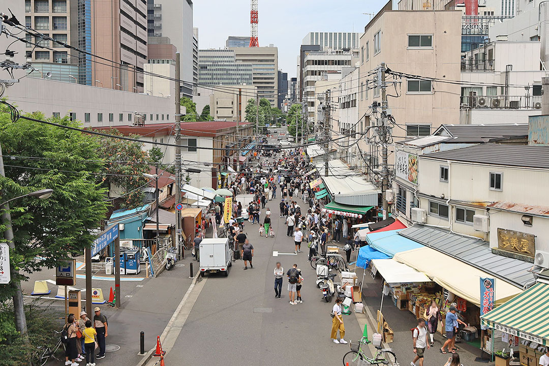 市場の通りには多くの人が行き交い、両側にはたくさんのお店や屋台が並び、地元の方や観光客の交流が感じられます。