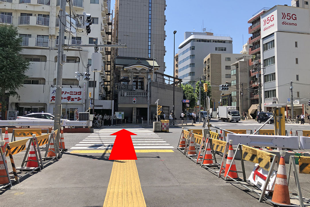 泉岳寺交差点の第一京浜の横断歩道