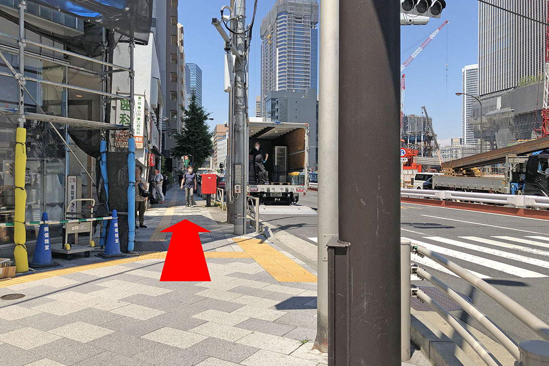泉岳寺交差点から第一京浜沿いの歩道を写した写真