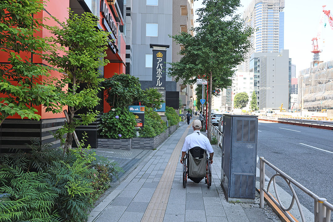 第一京浜沿いの歩道を走る筆者