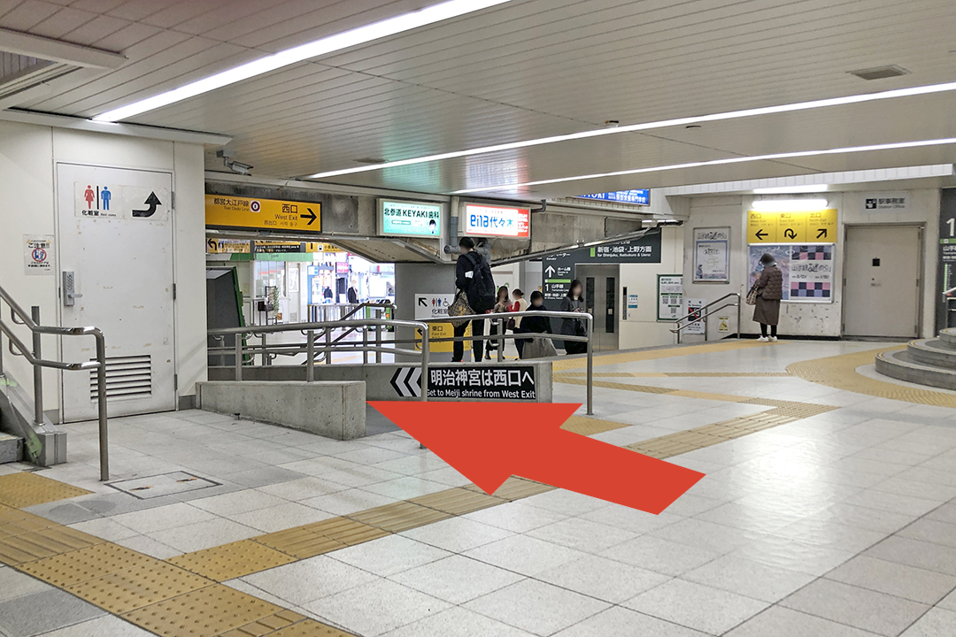 Bエレベーターから西口改札にあるスロープの写真