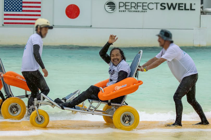 静波の大会で会場の車椅子を押されて移動するJAHLI 満面の笑顔