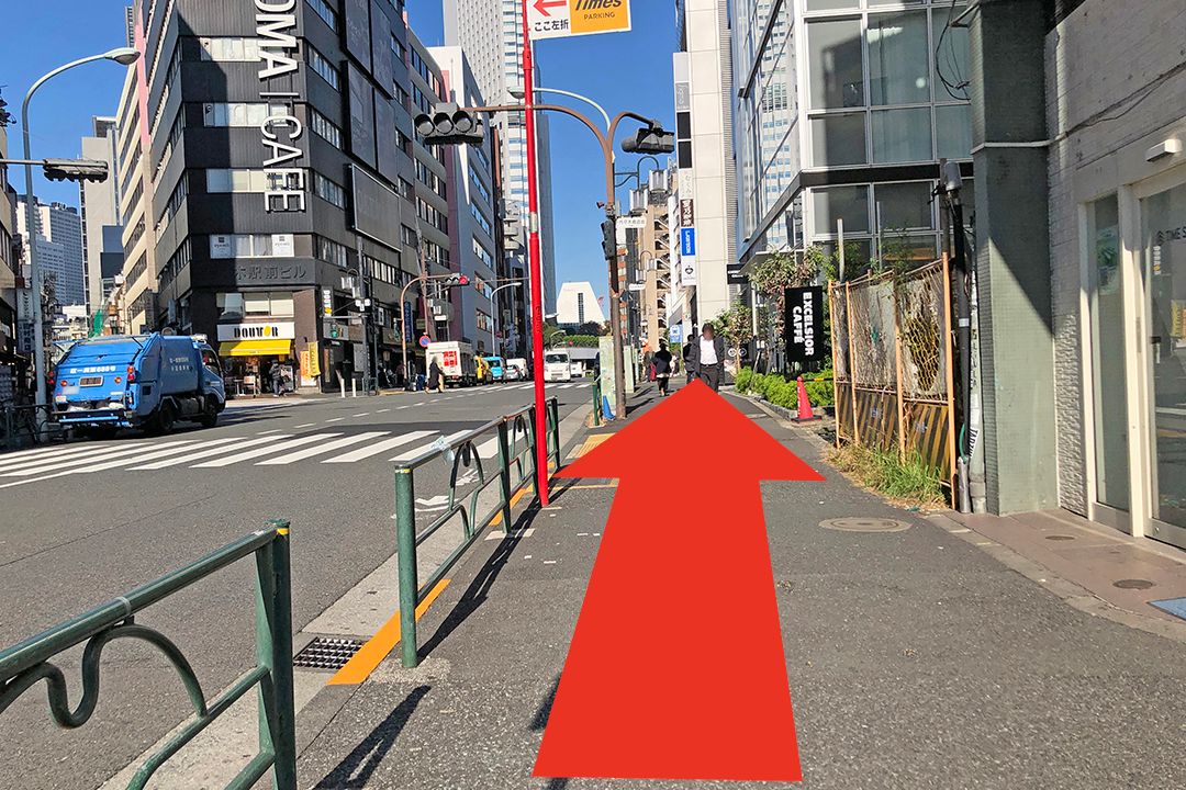 西口改札から大江戸線へ向かうルートを矢印で示した写真