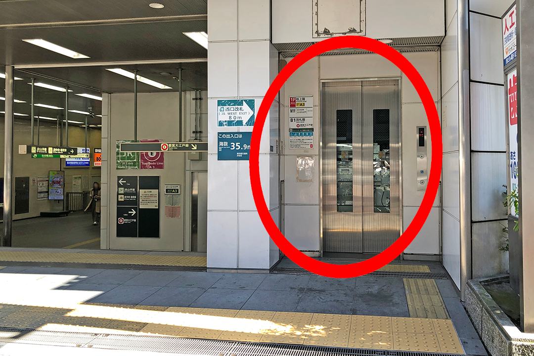 大江戸線へ向かうエレベーターの入り口の写真