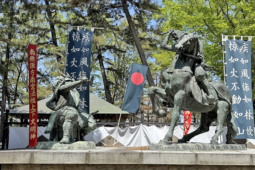 上杉謙信(右)の太刀を武田信玄(左)が軍配で受け止める一騎討ちの像