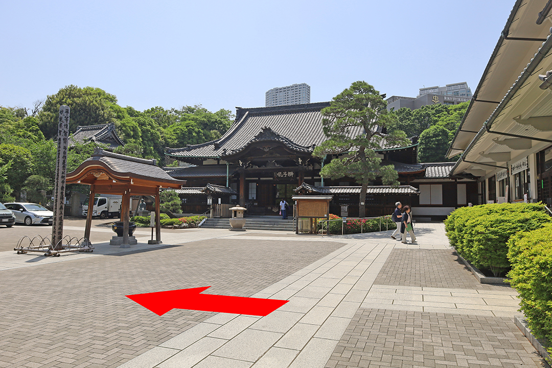 広い敷地の先にある本堂
