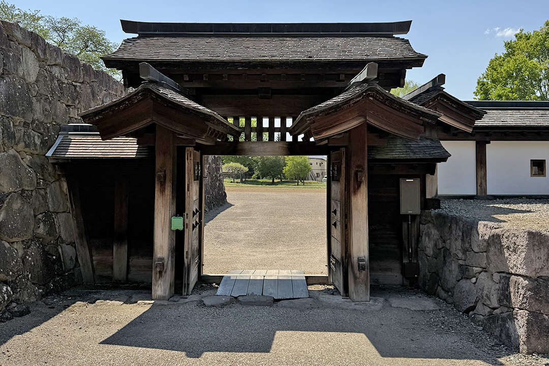 北不明門。車いすでも先に行けるようにスロープがあります