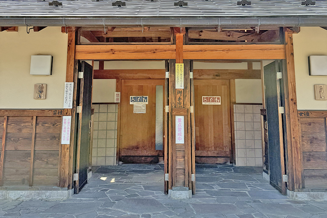 男女別々にバリアフリートイレがあります