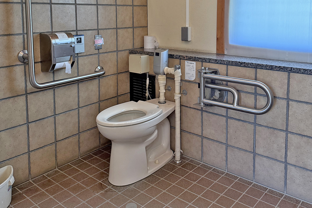 バリアフリー男子トイレ。中は清潔感があります