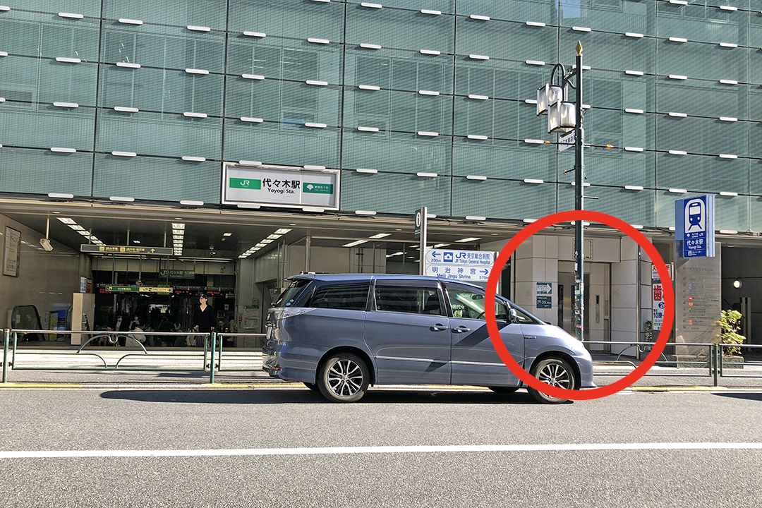 代々木駅北口の写真 右側に大江戸線へのエレベーター