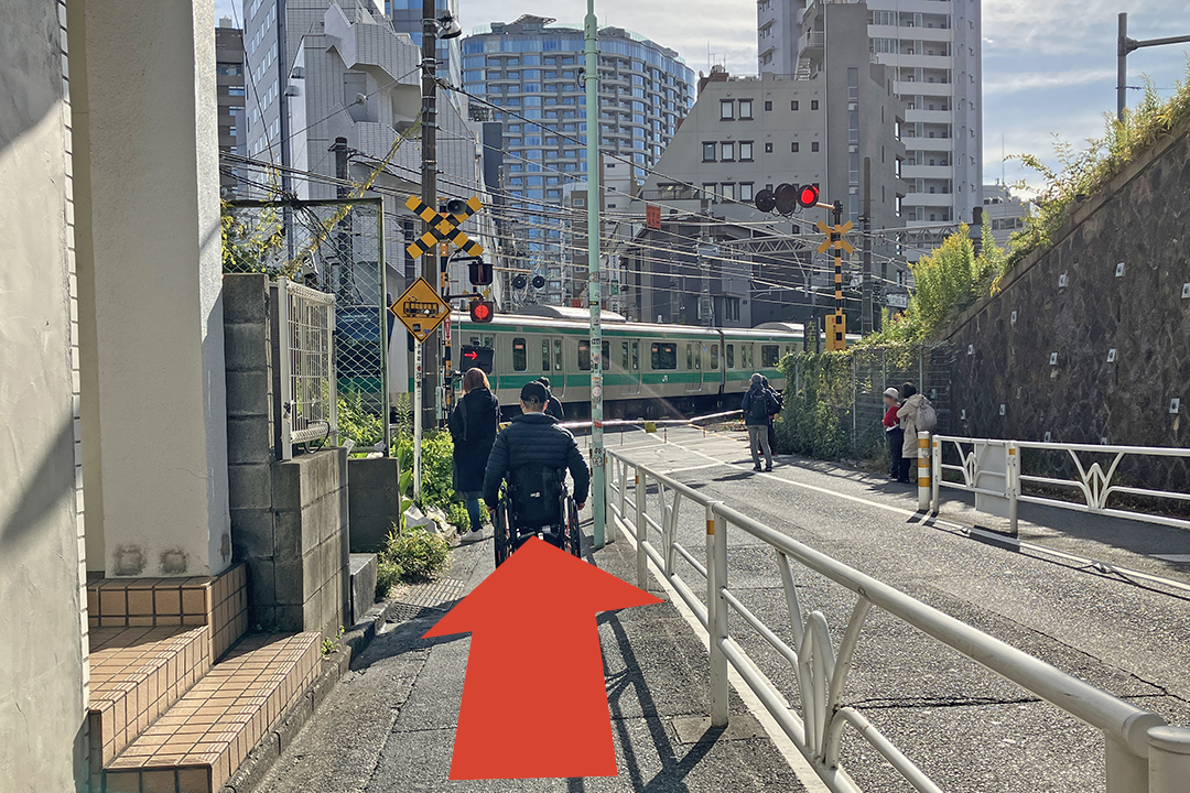 シャンウェイに向かうルートを矢印で示した写真　踏切がある