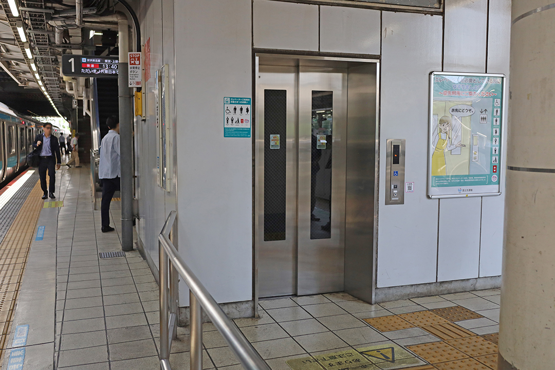 ホーム（１Ｆ）から改札階（２F）へ行くＡエレベーター入口