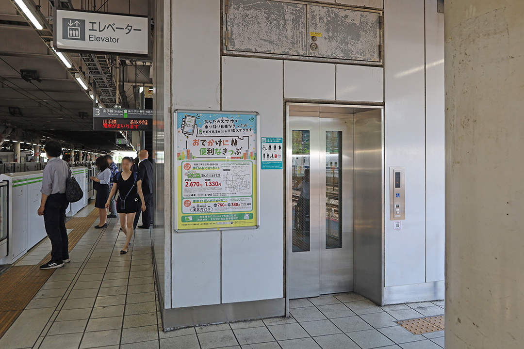 ホーム（１Ｆ）から改札階（２F）へ行くＢエレベーター入口