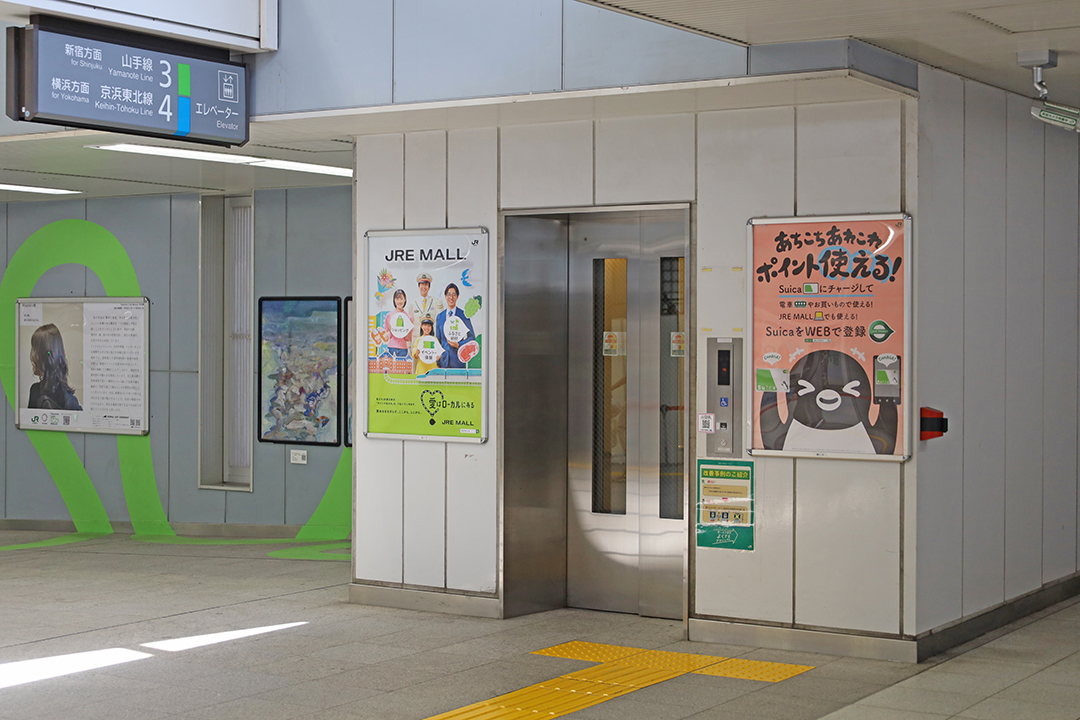 改札階（２Ｆ）からホーム（１Ｆ）へ行くＢエレベーター入口