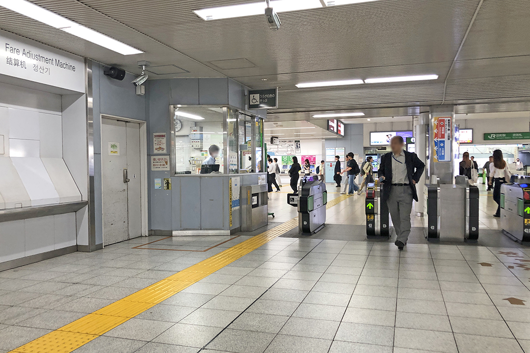 南改札の左端にある案内所の写真
