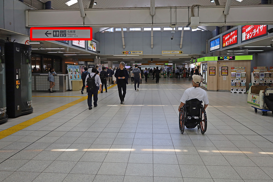A・Bエレベーターから南改札に行く途中左側にあるトイレ案内板の前で立ち止まる筆者