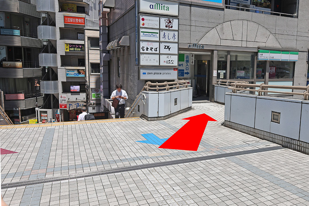 通路の先にある階段手前を右前方向に進む通路の写真