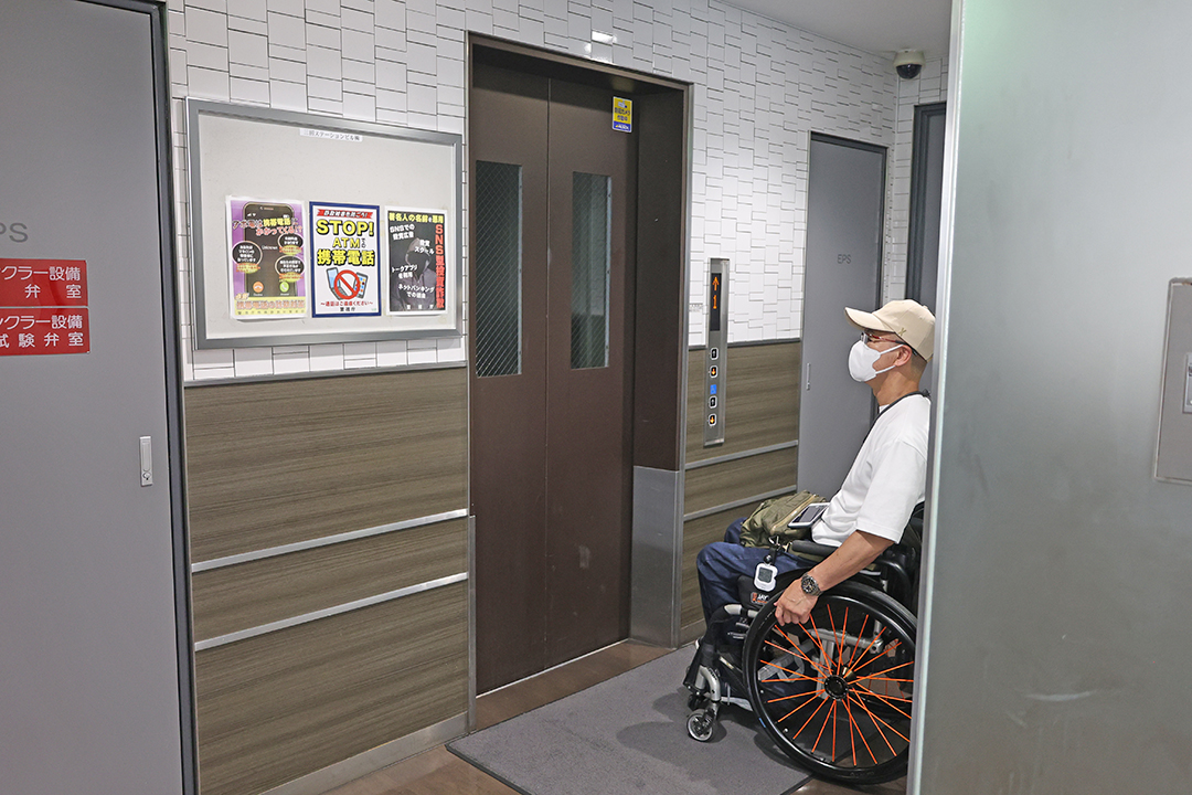 エレベーターの前で待ってる筆者