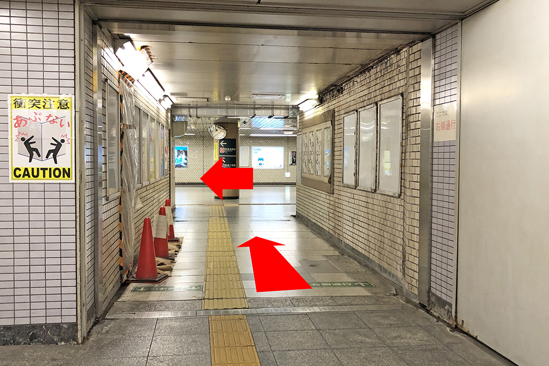 自動扉を通りその先の通路を写した写真。