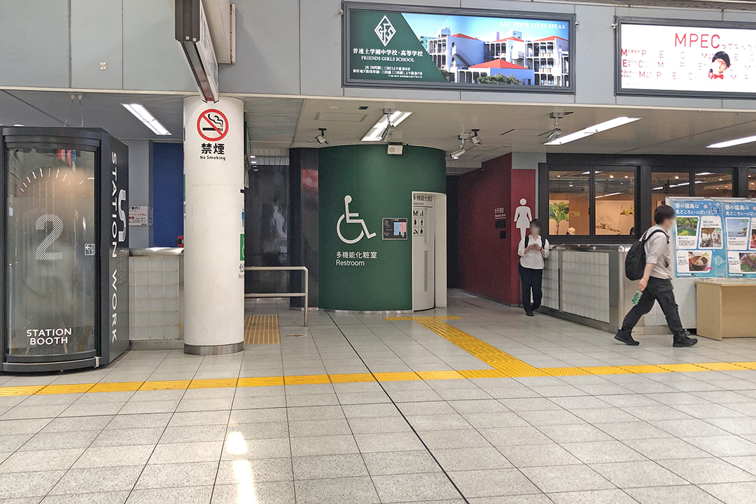 案内板の左側に水色が男子トイレ赤が女子トイレでその間にある緑色の車いす用トイレ