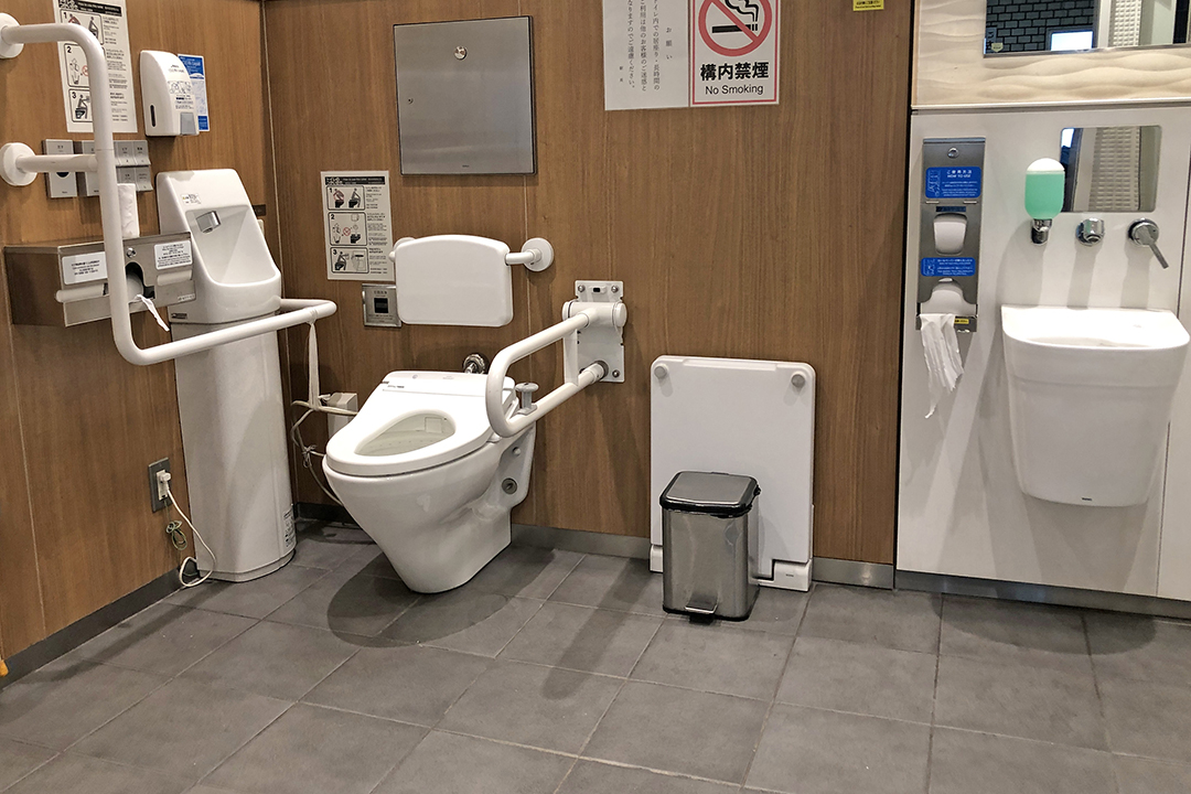 車いす用トイレの中を写した写真。左奥が便座