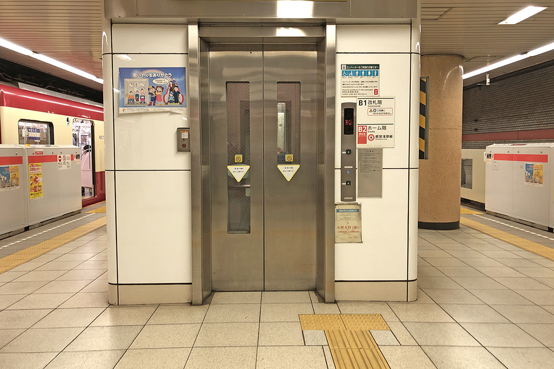 ホームのエレベーターの入口