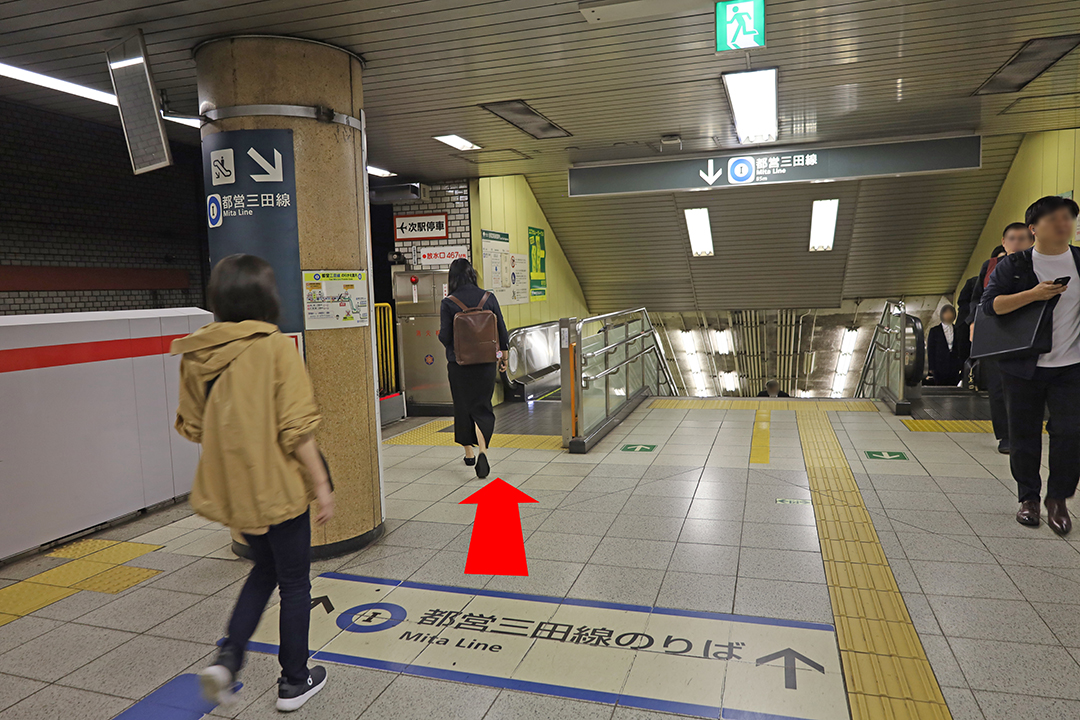 浅草線三田駅の端にある三田線三田駅に続く階段。左側がエスカレーター。