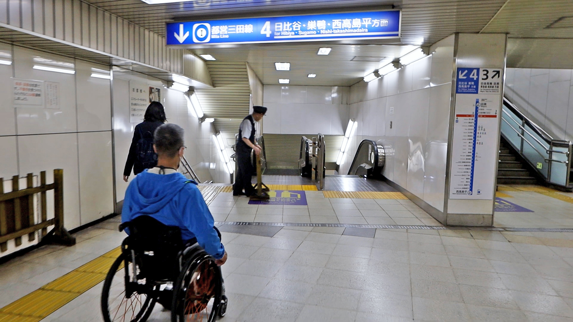 三田線三田駅のホームに行く階段。右側がエスカレーター。