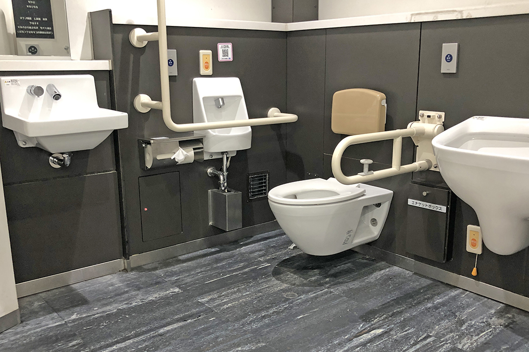 車いす用トイレの中を写した写真。右奥が便座
