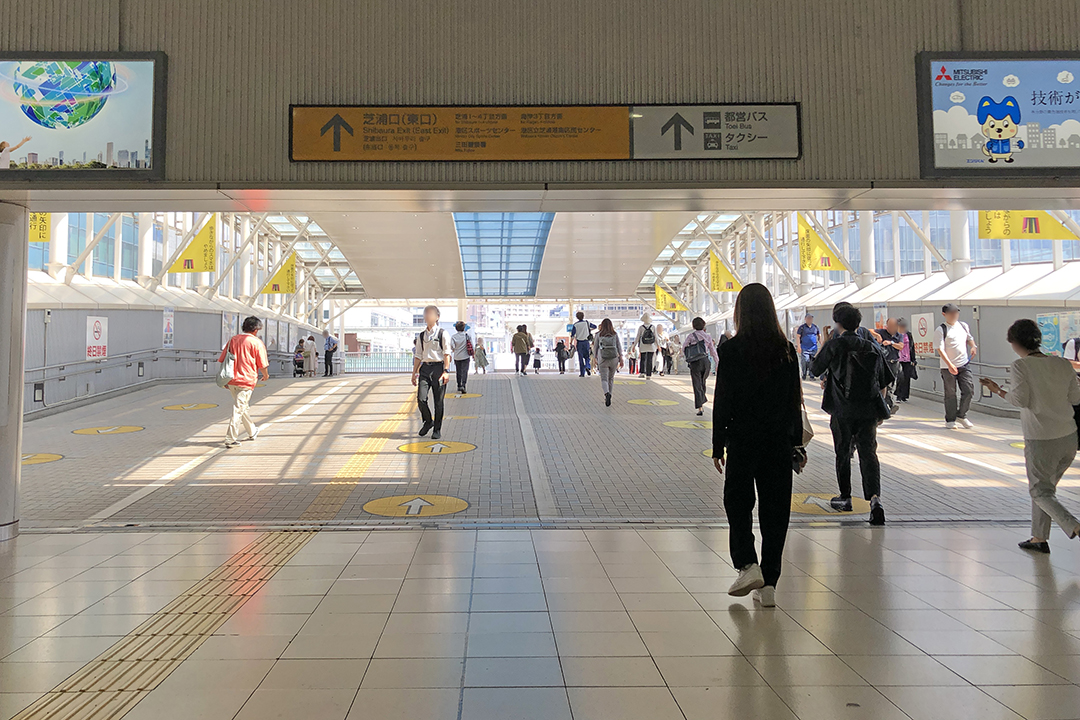 南改札から右方向の芝浦口（東口）手前から東西自由通路の写真