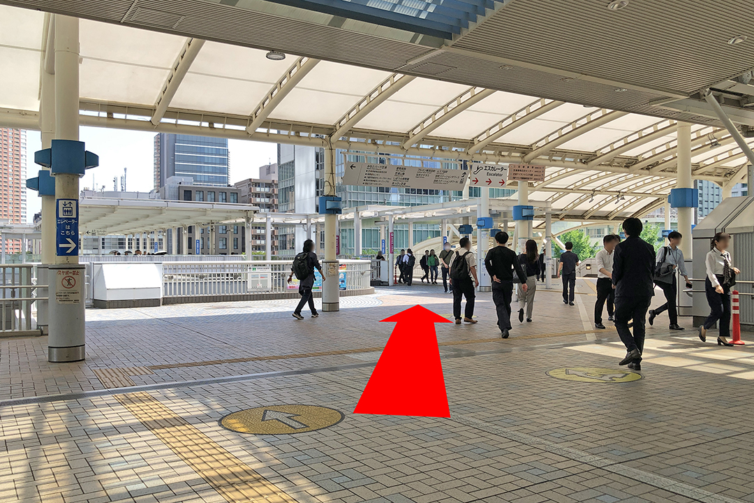 通路の前方を写した写真。