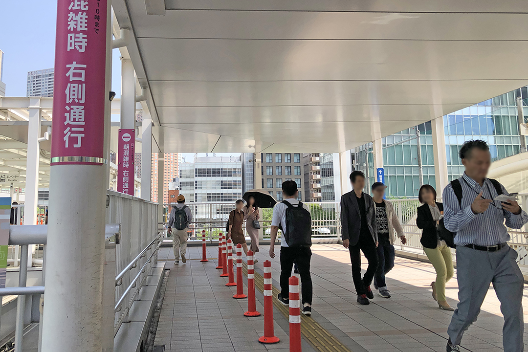 通路の前方を写した写真。
