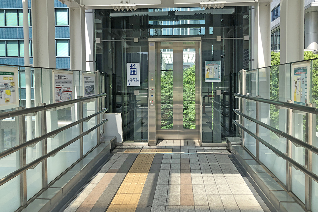 エレベーターの入口