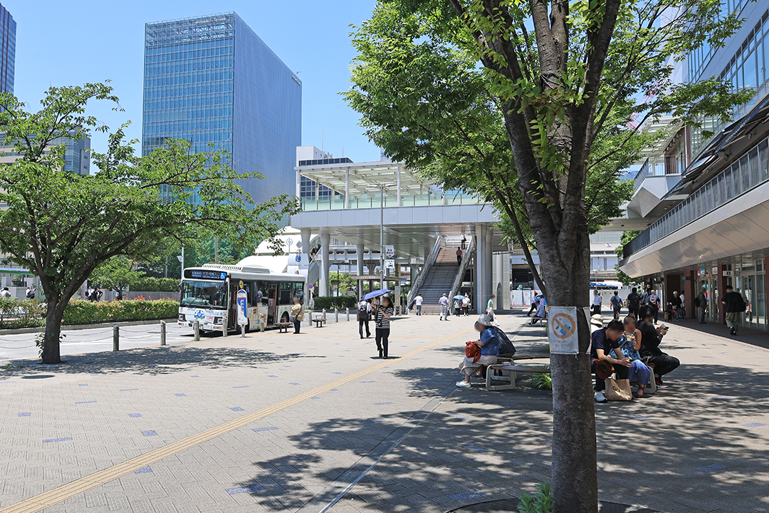 商店街の先から田町駅方向を見た写真