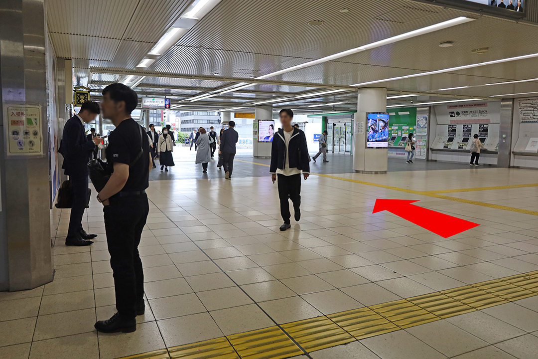 南改札から左方向の通路を写した写真。