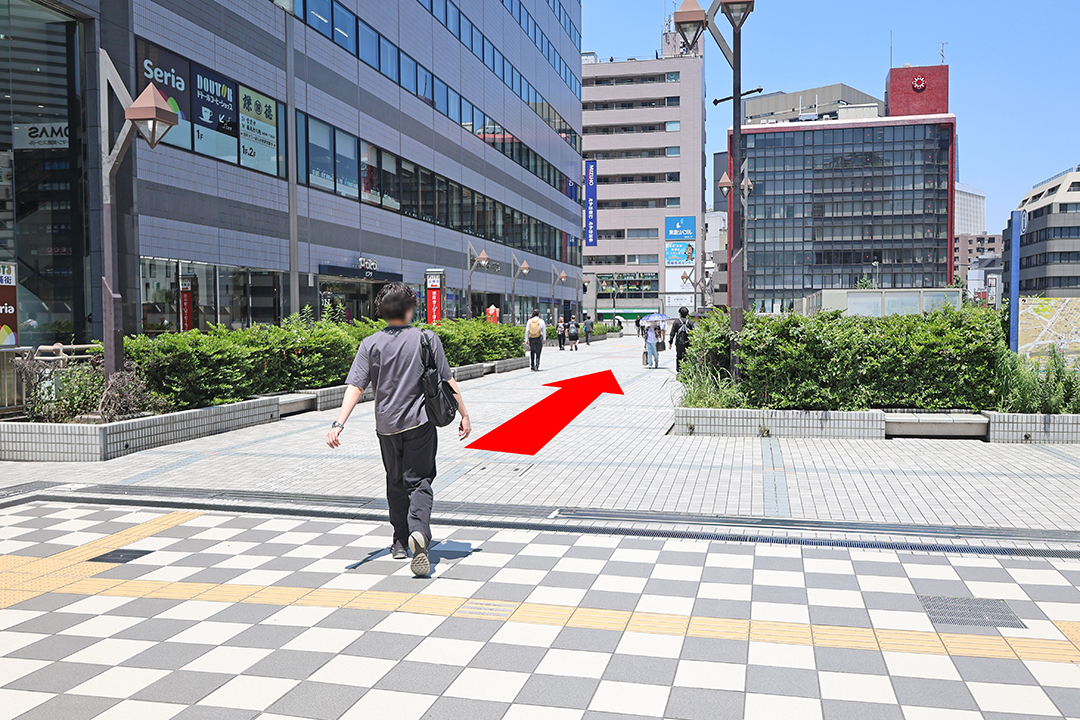 三田口（西口）からビル沿いの通路を写した写真。