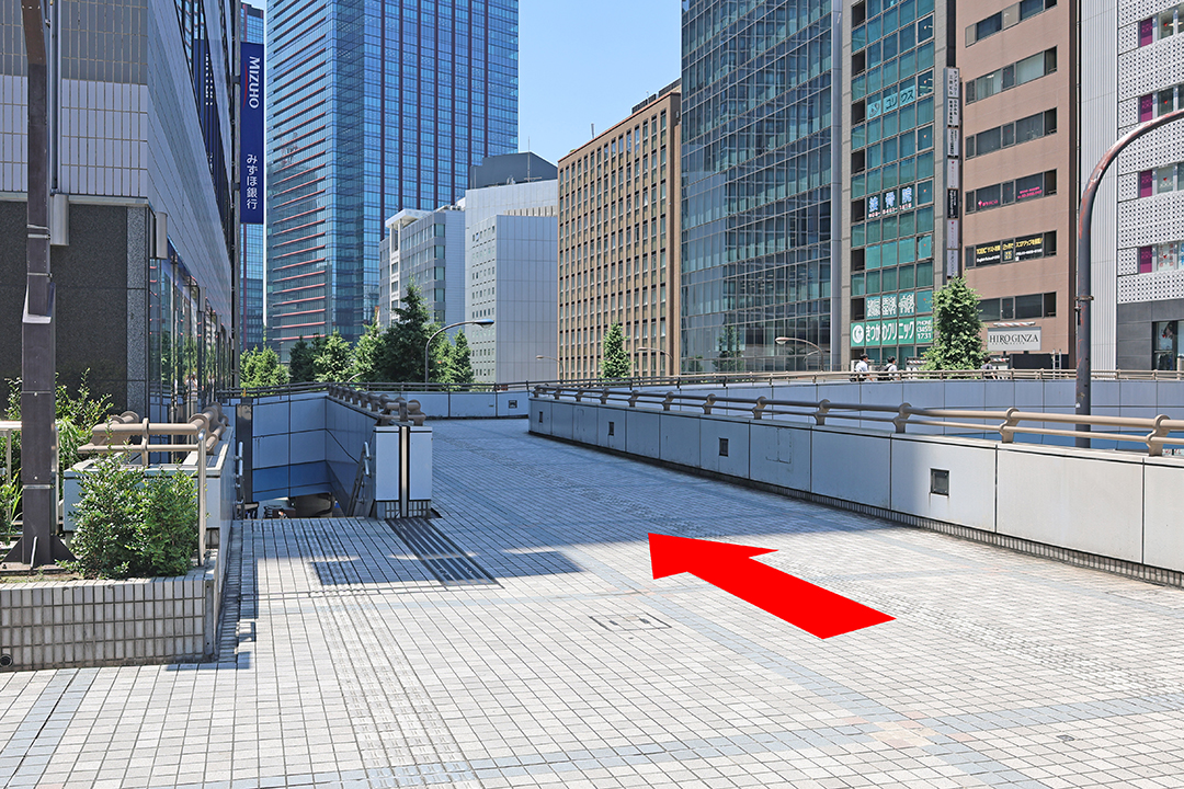 ビル沿いの通路の突き当りを左方向を写した写真。