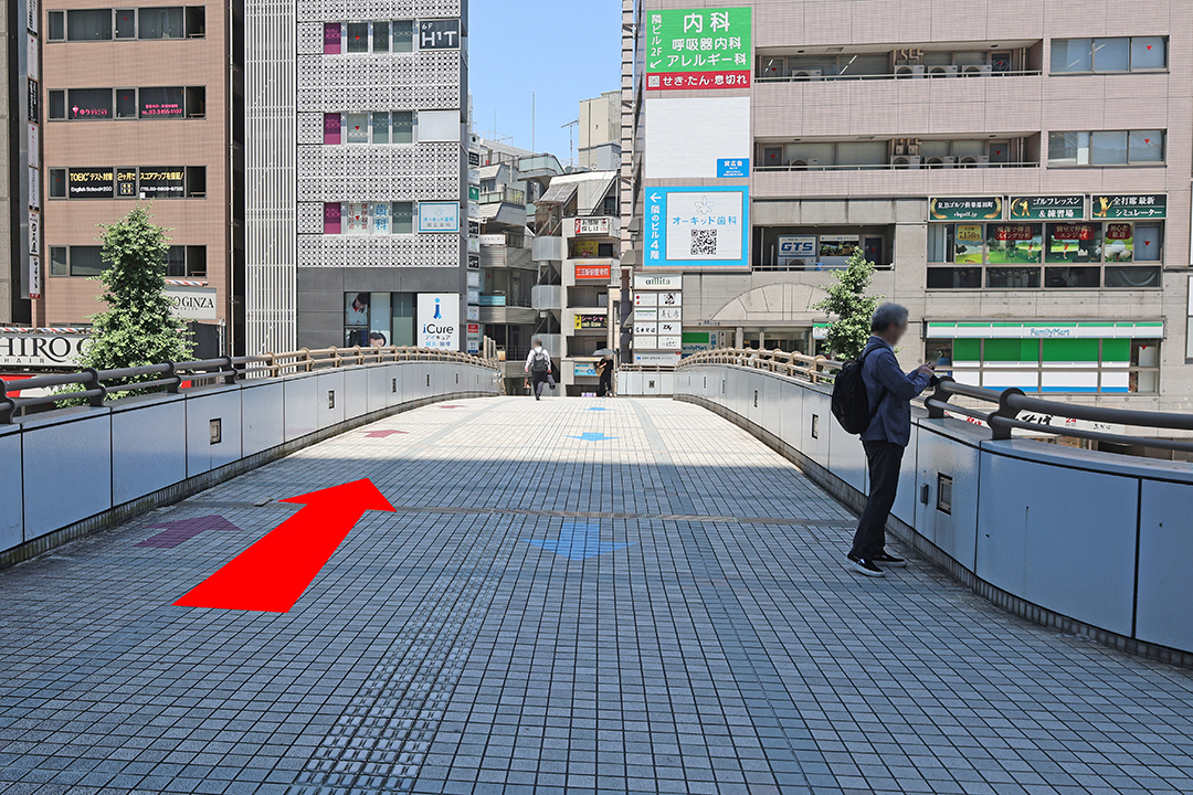 突き当りの右方向を写した写真。