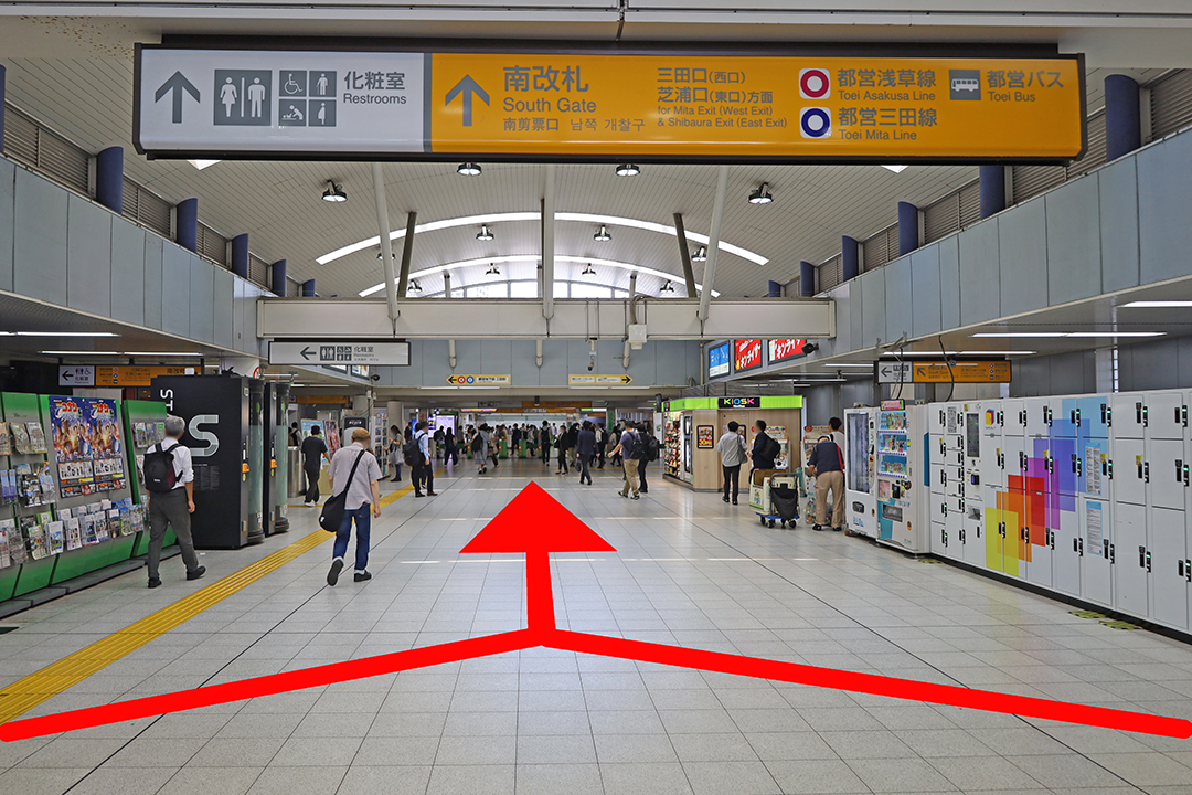 A・Bエレベーター降りて南改札へ続く通路