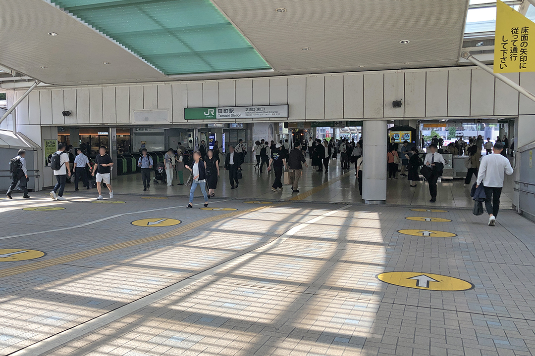 芝浦口（東口）の外側から見た写真