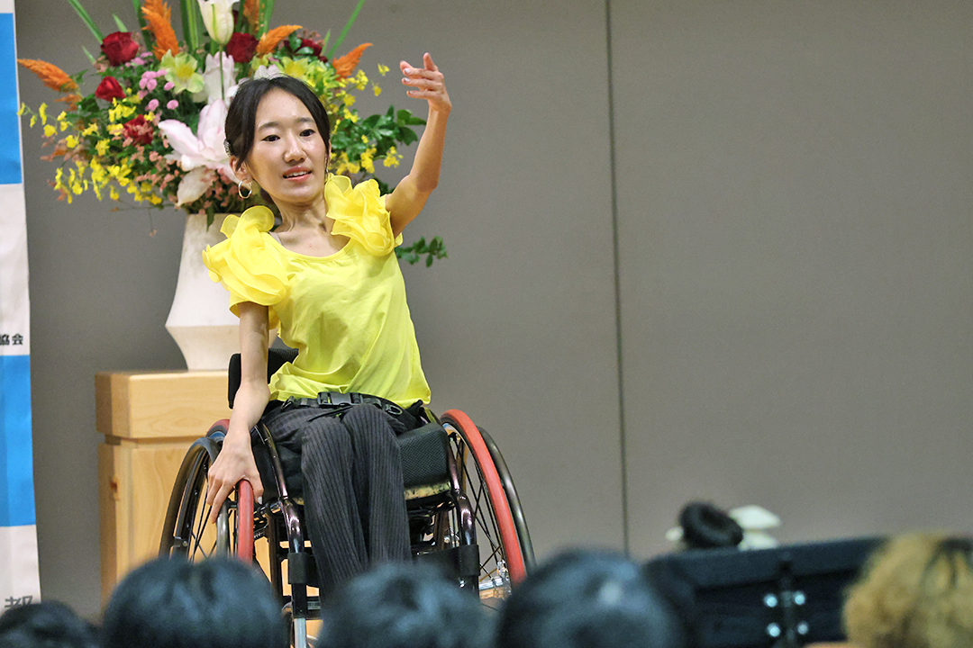 田村小瑚選手。とても明るく華やかで観客の前で堂々とした姿勢や伸びやかな動きから、自信と優雅さが感じられ、全体的に希望や喜びがあふれる雰囲気です