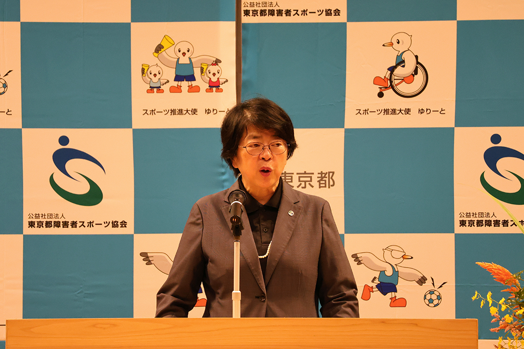 東京都障害者スポーツ協会会長延輿桂氏。主催者のあいさつをしています
